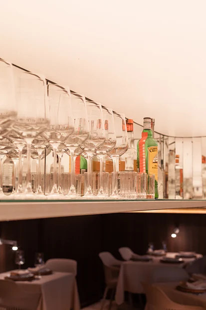 Taças alinhadas no bar do restaurante