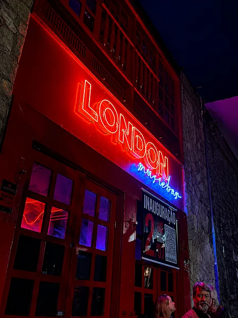 Fachada do London Music Bar com letreiro em neon